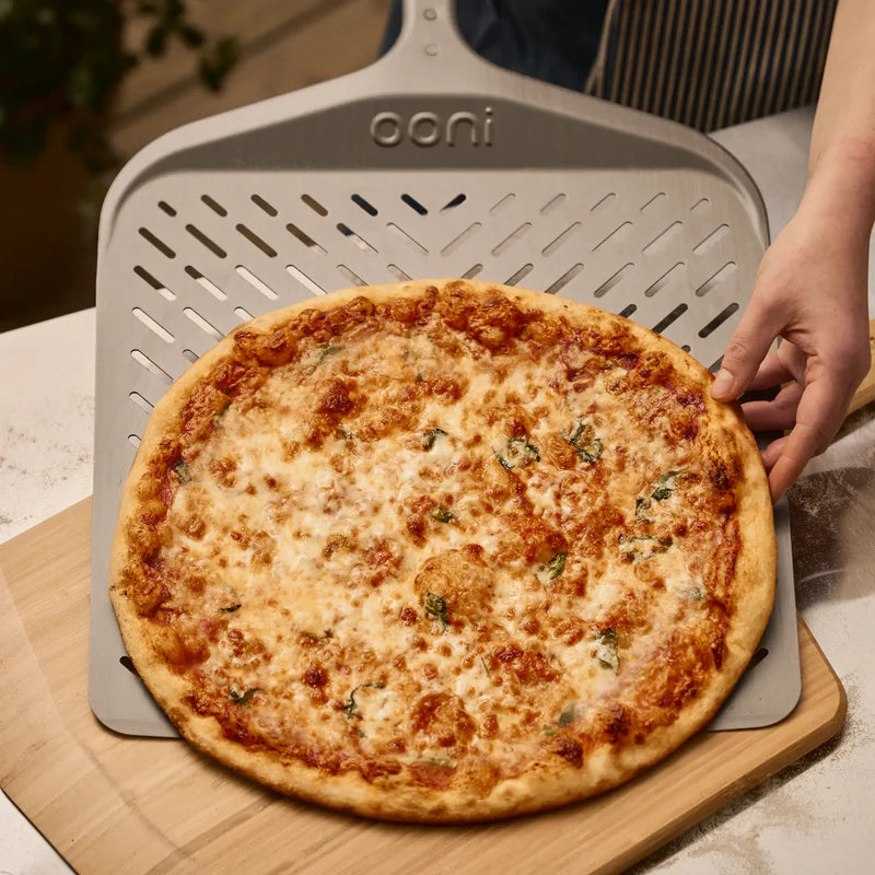 Prémiová perforovaná lopata na pizzu Signature –  14" (35 cm)